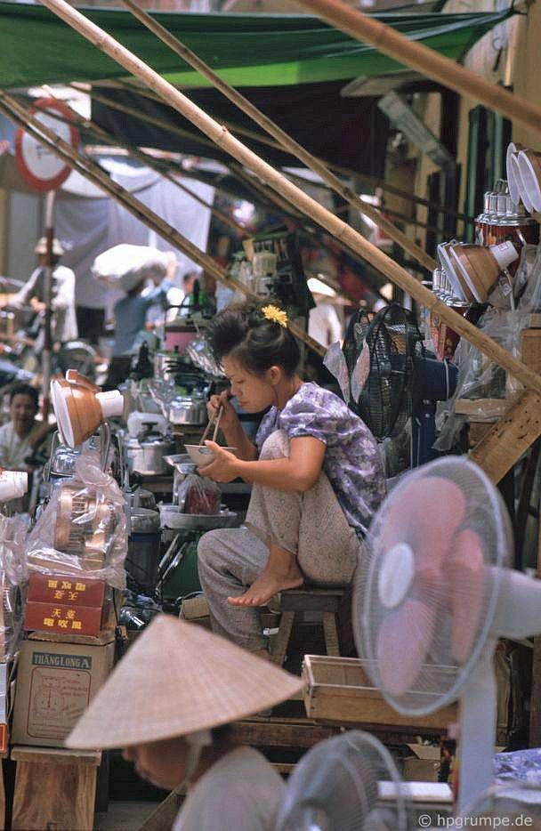 Quầy bán đồ điện, Hà Nội 1991.